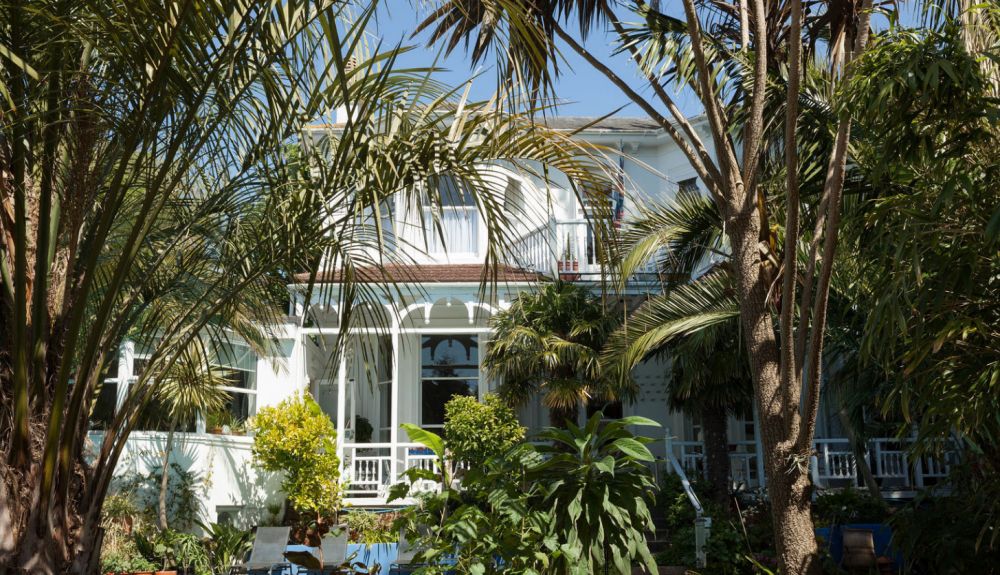 Cary Court is a Luxury Bed and breakfast hotel in Torquay with swimming pool - seafront harbour and town centre location, car park, free wifi - all ensuite rooms.